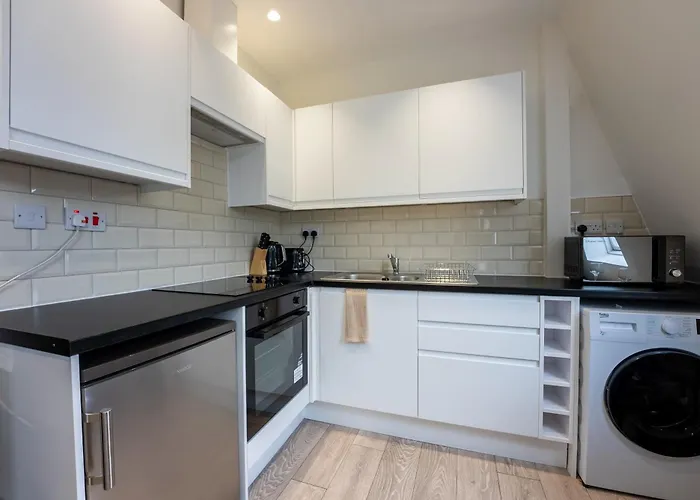 Modern Studio Flat With Balcony In Heart Of London